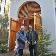 Biskup litoměřický Jan Baxant s ředitelem divize Romanem Vohradským