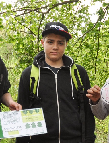 Týden lesů na Doupově: Děti sázely stromky, také si na ně hrály