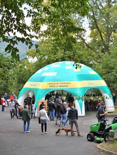 Na dřevorubecké show v Ústí byl stan VLS stále plný návštěvníků