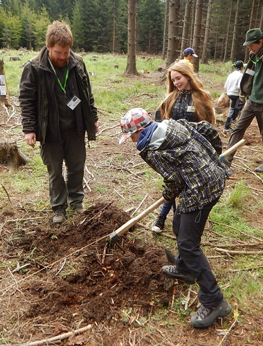 Děti z Lipníku už mají také „svůj kousek lesa“
