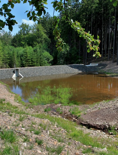 VLS budují v Brdech malé vodní nádrže, mají zadržet v lesích více vody