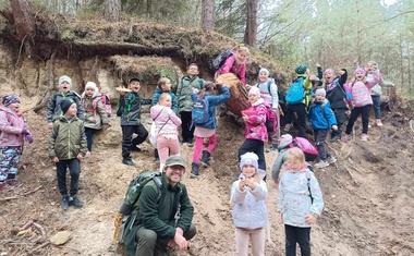 „Pokud se s námi děti vracejí unavené a špinavé, jsou většinou nejspokojenější,“ říká lesní pedagog VLS