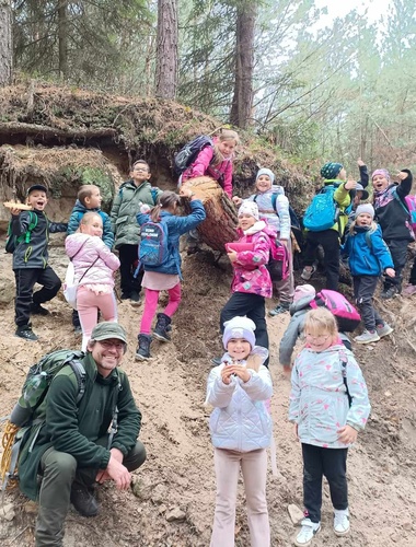 „Pokud se s námi děti vracejí unavené a špinavé, jsou většinou nejspokojenější,“ říká lesní pedagog VLS