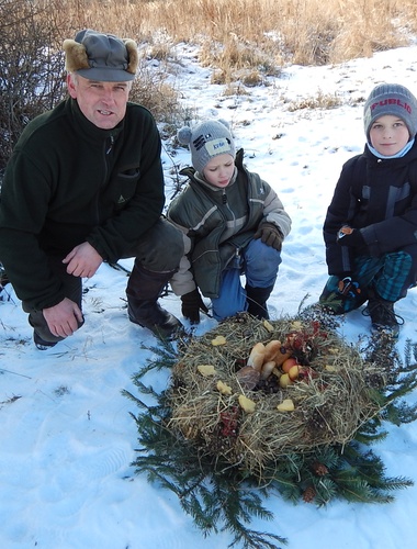 Děti z Potštátu přinesly zvířatům v mrazu laskominy