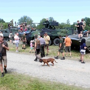 Vojenská technika byla celý den v obležení