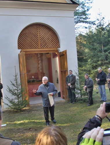 Biskup požehnal lesní kapli, kterou opravily VLS
